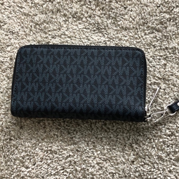 *SOLD* Michael Kors Admiral Blue Jet Set Wristlet - Picture 3 of 6